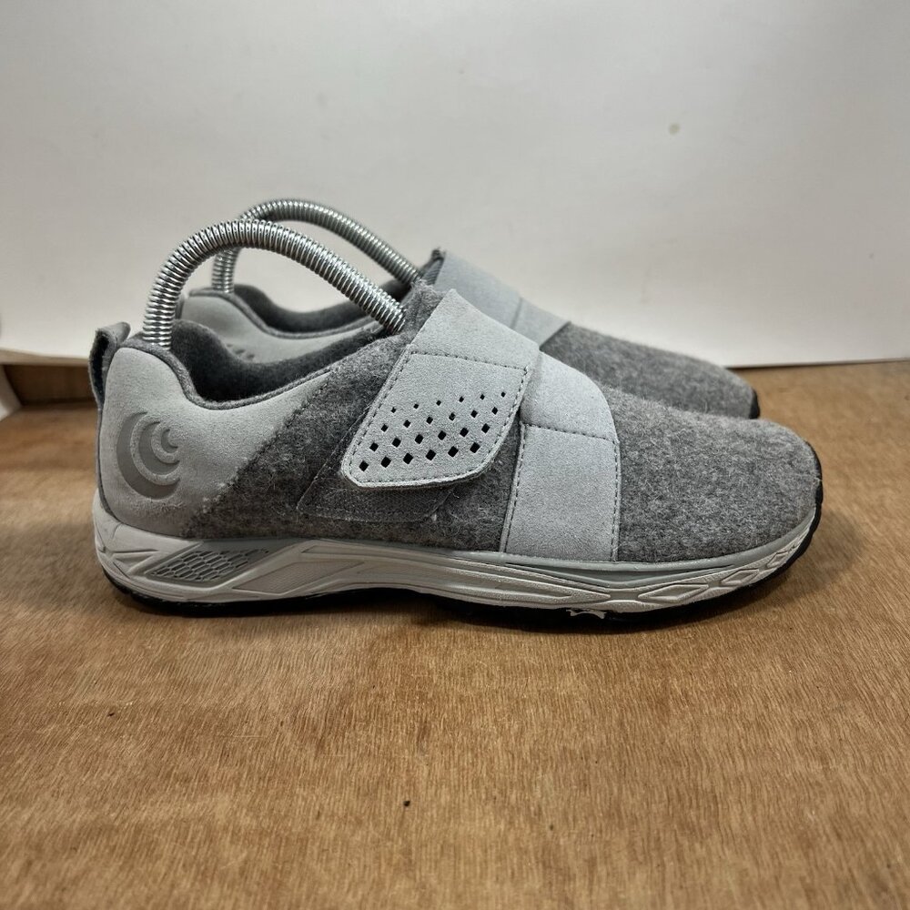 Topo Athletic Rekover Low Top Women Size 7 Grey Running Shoes
